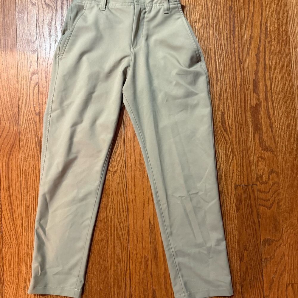 Under Armour Youth Boys Showdown lightweight khaki pants. Size Medium, like new!